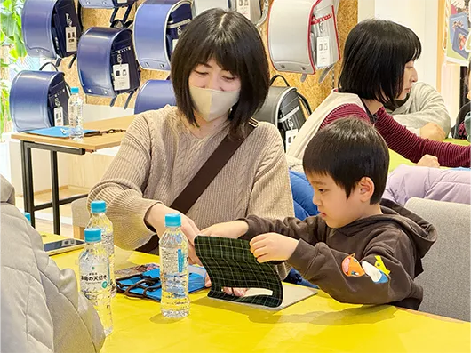 親子で楽しむワークショップ｜ランドセルのポケット部分をフレームに貼り付け