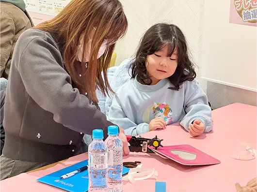 親子で楽しむワークショップ｜角をハトメで固定