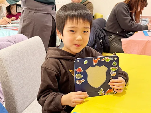 親子で楽しむワークショップ｜フォトフレームの周りはシールでデコレーション！