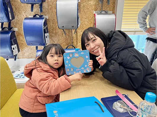 親子で楽しむワークショップ｜世界で一つのフォトフレームが完成！記念に親子でピース