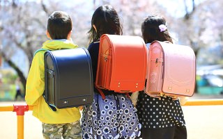 牛革のランドセルの特徴は?他の素材についてもご紹介!