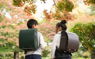 秋色に染まるもみじ公園と雨にも強いフジタのランドセル