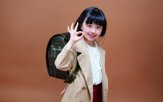 落ち着いた上品な「ブラウン」のランドセルは、お子さまの成長を優しく背中から見守ります。